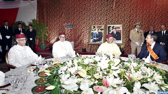SAR le Prince Moulay Rachid préside un déjeuner officiel à Tétouan à l’occasion du 26e anniversaire de l’intronisation royale