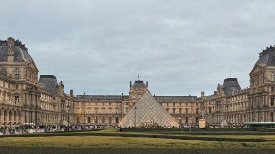 Le Louvre renforce sa sécurité après le vol spectaculaire des joyaux de la couronne