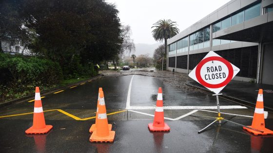 Nouvelle-Zélande : une tempête majeure paralyse le transport et prive des dizaines de milliers de foyers d’électricité