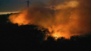 Incendies dans le sud de la France : le feu progresse dans l’Aude, 3 000 personnes évacuées près de Perpignan