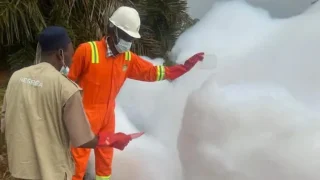 Nigeria : Une mystérieuse mousse blanche sur une autoroute déclenche une enquête d’urgence
