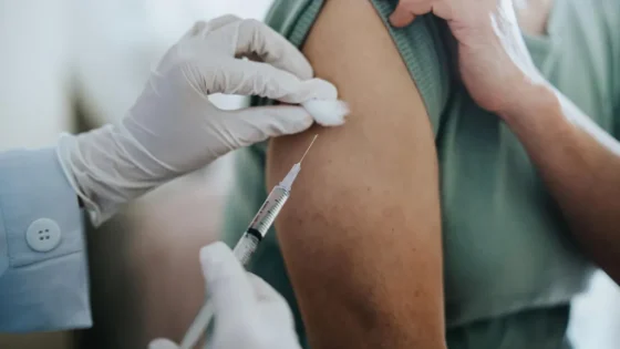 Un vaccin personnalisé réduit fortement le risque de récidive du cancer de la peau lors d’un essai