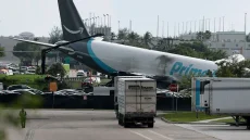 Crash d’un avion-cargo à Miami : une enquête ouverte après le dépassement de la piste
