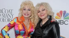 Après la mort de Dolly Parton, sa sœur dénonce les contenus « IA » diffusés sur les réseaux sociaux