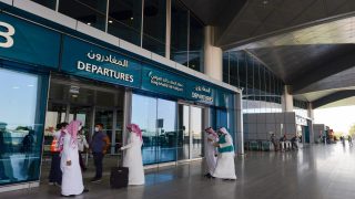 L’Arabie saoudite prolonge la suspension des vols à l’aéroport de Riyad après des attaques meurtrières