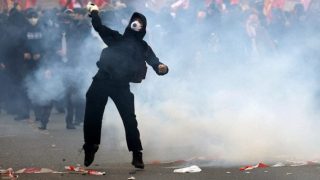 La France suspend l’usage des grenades assourdissantes lors des manifestations lycéennes après la blessure d’un mineur