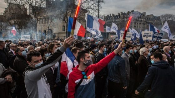 Les manifestations dans les lycées secouent la France : des milliers d’arrestations et une mobilisation qui gagne les universités