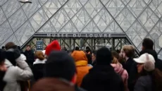 Paris : des étudiants perturbent l’ouverture du musée du Louvre en soutien aux lycéens mobilisés