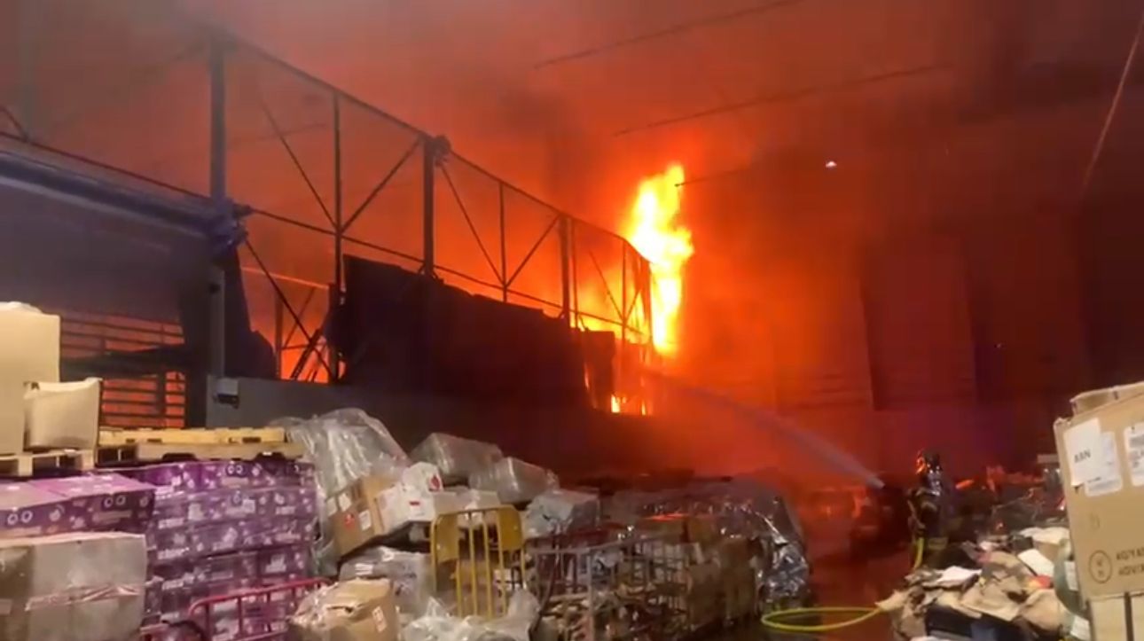 حريق مهول في منطقة السلع بمطار محمد الخامس،تابعة لشركة الخطوط الملكية المغربية