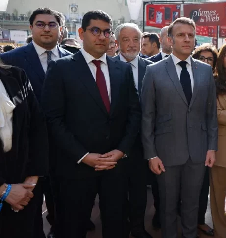 الرئيس الفرنسي يتفقد الجناح المغربي في معرض باريس للكتاب