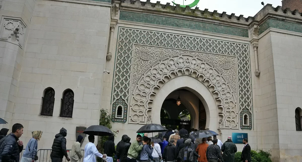 الإخوان في الواجهة… ومسجد باريس يحذّر من وصم جماعي للمسلمين