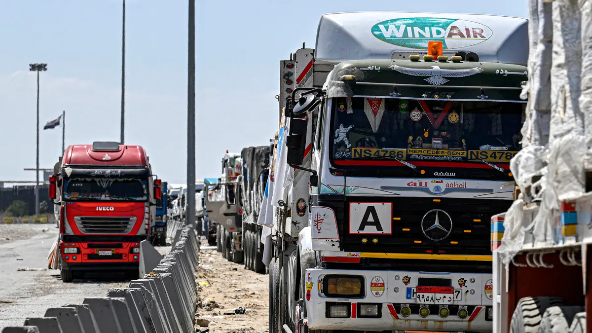 إعلام إسرائيلي: دخول أولى شاحنات المساعدات إلى قطاع غزة