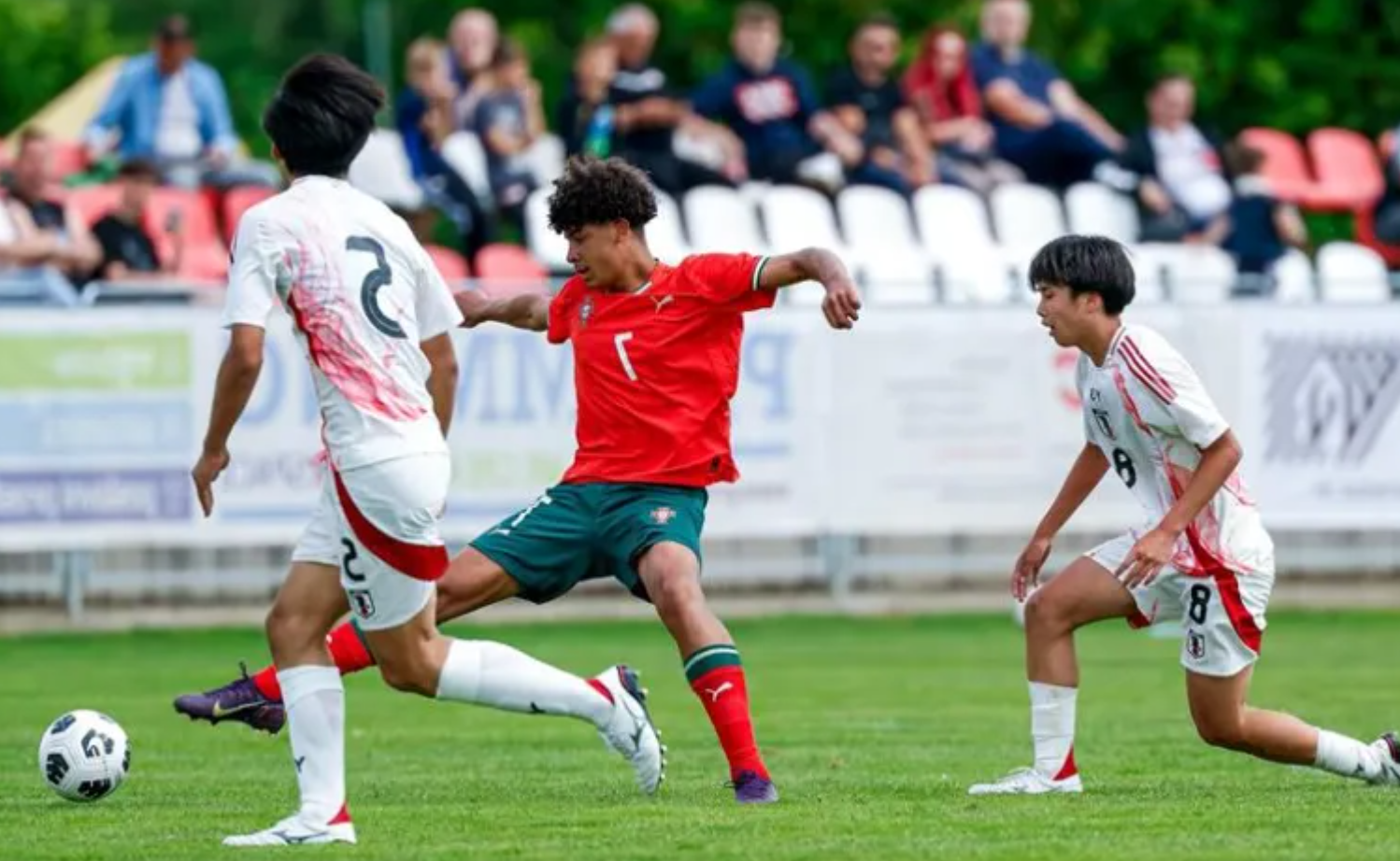 أندية كبرى أوروبية تتنافس لمتابعة نجل رونالدو في ظهوره الأول مع منتخب البرتغال