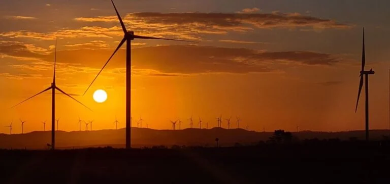 YNNA et AMEA Power scellent un partenariat pour un parc éolien de 100 MW à Laâyoune