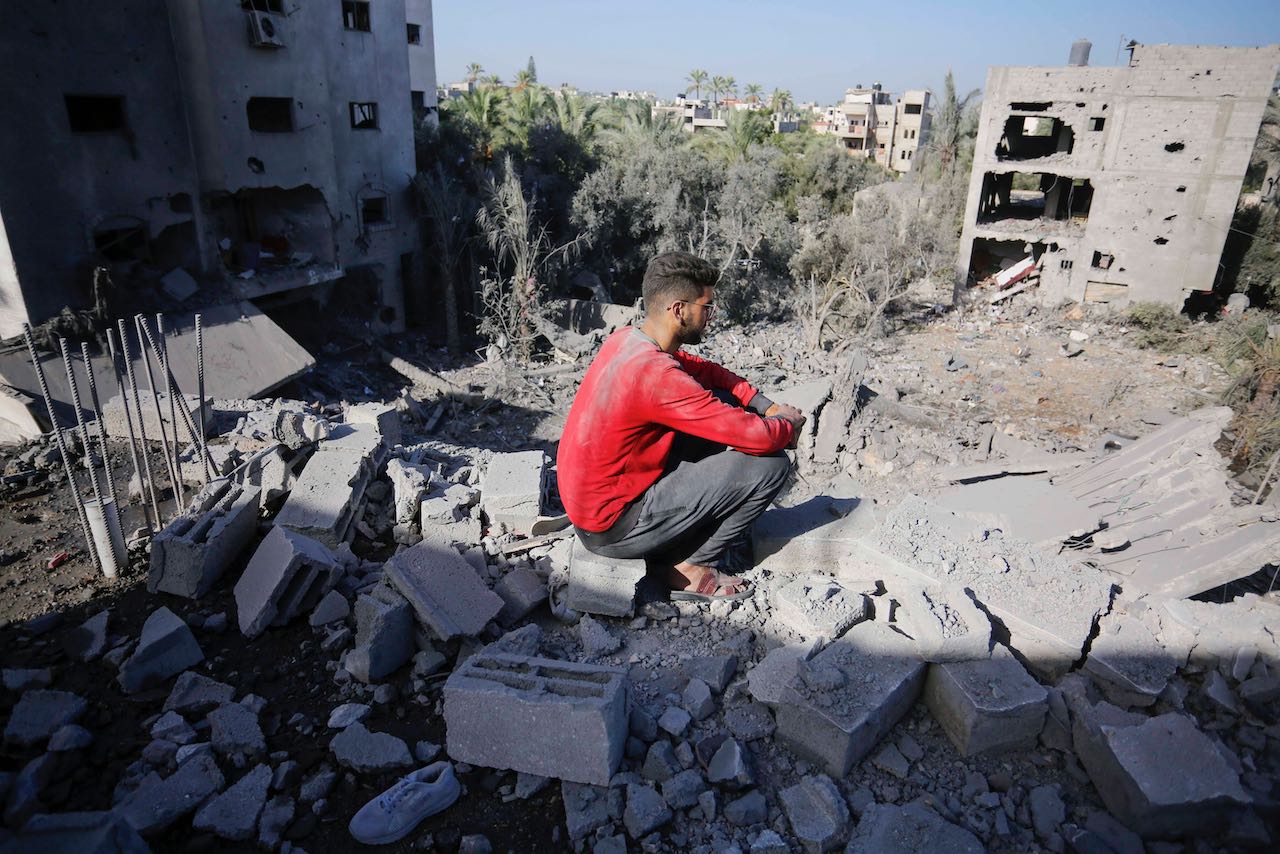 Palestinians examine the rubble of their house to find their belongings that are usable during the 48th day Palestinians examine the rubble of their house to find their belongings that are usable during the 48th day of the attacks in Deir al-Balah, Gaza on November 23, 2023. Photo by Omar Ashtawy apaimages Gaza city Gaza Strip Palestinian Territory 231123_Dair_El-Balah_OSH_003 Copyright: xapaimagesxOmarxAshtawyxxapaimagesx