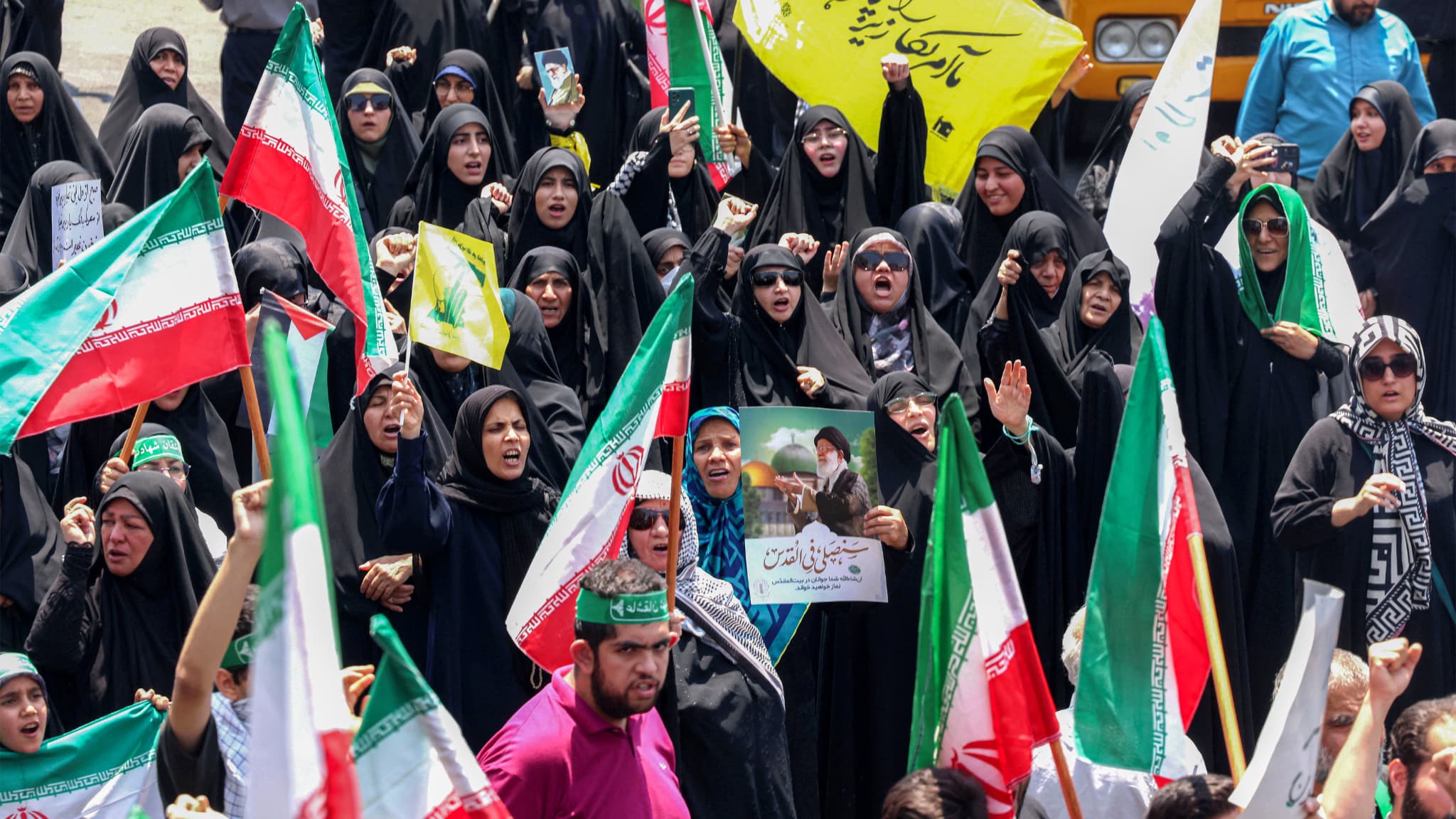 مظاهرات حاشدة في طهران بعد الغارات الإسرائيلية… والعالم يحبس أنفاسه