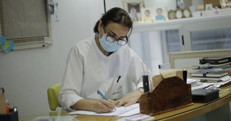 جنّان الزواكي.. عالمة مغربية تقتحم النخبة العلمية الدولية في مجال الصيدلة