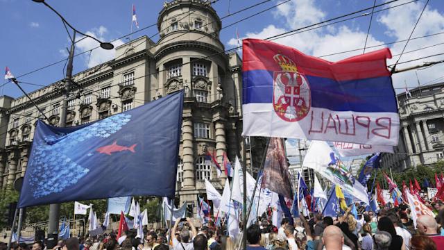 Deuxième nuit de manifestations à Belgrade, des barricades dressées dans la capitale