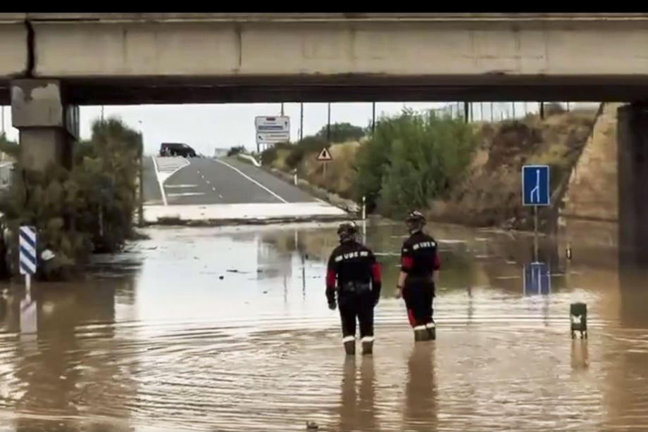 فيضانات مدمّرة تضرب كاتالونيا: نهر “فويش” يخرج عن مجراه ويفقد شخصان