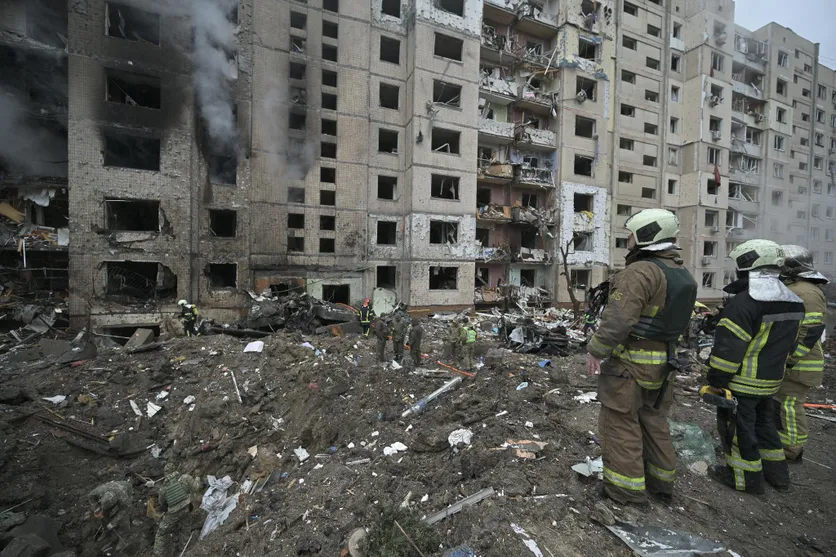 في ظل تصاعد التوترات: كييف تطالب بدعم عسكري متواصل وتشن هجوماً على الأراضي الروسية، وواشنطن تعلن تعليقاً جزئياً لتسليم الأسلحة