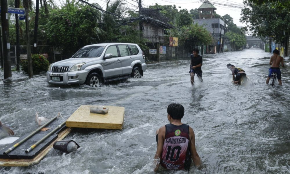 الفلبين: إجلاء نحو 70 ألف شخص بسبب الفيضانات بعد إعصار “ويفا