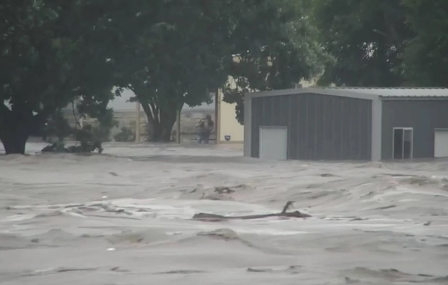 فيضانات تكساس المروعة تودي بحياة 50 شخصًا بينهم 15 طفلًا