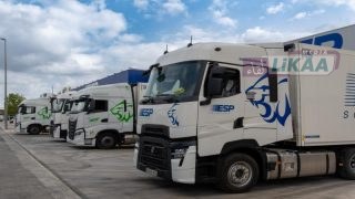 احتجاج مهنيي النقل المغربي: غرامات وقود ثقيلة تثير غضب سائقي الشاحنات في ميناء الجزيرة الخضراء