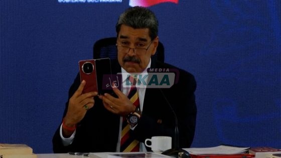 مادورو يعرض جهاز هواوي ويزعم مناعته ضد التجسس الأمريكي