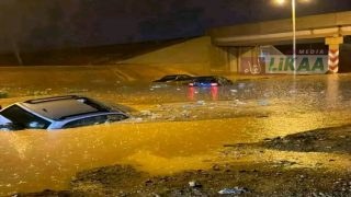 فيضانات العروي تعزل الطريق الوطنية وتغمر السيارات