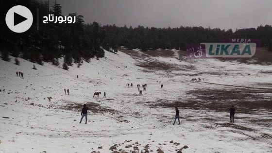 التساقطات الثلجية تضفي سحرا خاصا على إفران وميشليفن وتستقطب الزوار