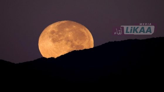 القمر البارد يزيّن سماء العالم في آخر عرض قمري لعام 2025