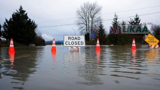 فيضانات عارمة تجتاح غرب أميركا وكندا.. إجلاء عشرات الآلاف وتحذيرات من تفاقم الخطر