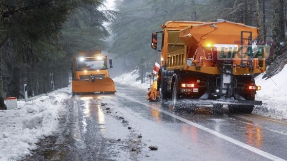 تدخلات ميدانية لإزالة الثلوج وإعادة فتح المحاور الطرقية بعد التساقطات الأخيرة