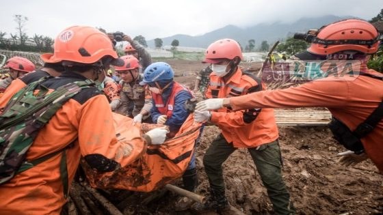 ارتفاع ضحايا انهيار أرضي في جزيرة جاوة إلى 53 قتيلاً