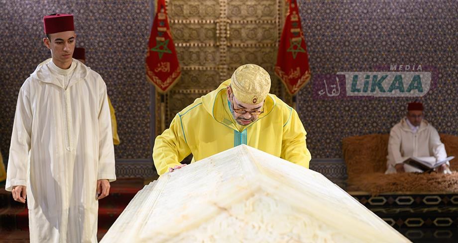 الملك محمد السادس يترحم على روح الملكين محمد الخامس والحسن الثاني بمناسبة ذكرى العاشر من رمضان