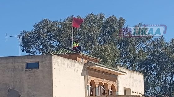 مواطن يقرر الاعتصام امام مبنى مقر جماعة الزمامرة 