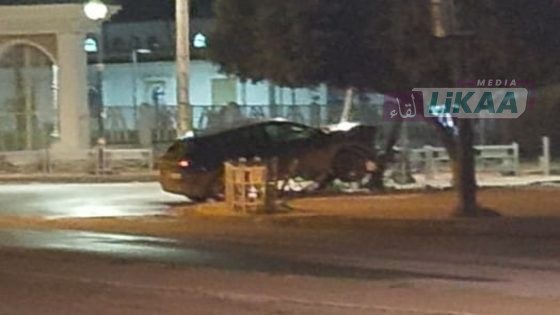 حادثة سير بعد اصطدام سيارة بعمود كهربائي بالزمامرة