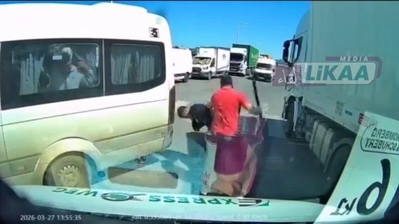 القنيطرة: سائق حافلة يعتدي على سائق شاحنة بعصا ويتسبب له في إصابات خطيرة