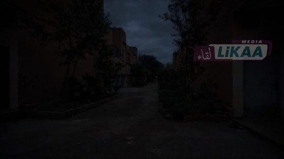 سكان حي أركانة بأيت ملول يعانون من إغلاق طريق حيوي وغياب الإنارة الليلية