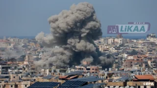 14 قتيلاً و38 جريحاً في غارات إسرائيلية على عدة مناطق في لبنانأعلنت وزارة الصحة العامة اللبنانية، اليوم الأربعاء، مقتل 14 شخصاً وإصابة 38 آخرين جراء الغارات الجوية التي شنها الجيش الإسرائيلي على عدة مناطق في لبنان. وأوضح مركز عمليات طوارئ الصحة التابع للوزارة، في بيان، أن الغارات التي استهدفت بلدة تمنين التحتا في منطقة البقاع أسفرت عن مقتل 7 أشخاص وإصابة 18 آخرين، فيما أدت غارة على بلدة علي النهري إلى إصابة خمسة أشخاص بجروح. كما أسفرت غارة استهدفت بلدة الشهابية في منطقة صور جنوب البلاد عن مقتل 7 أشخاص وإصابة 11 آخرين، في حين أدت غارة على شقة سكنية بمنطقة عائشة بكار في العاصمة بيروت إلى إصابة أربعة أشخاص. ويأتي هذا التصعيد في وقت يواصل فيه الجيش الإسرائيلي غاراته الجوية على الضاحية الجنوبية لبيروت ومناطق أخرى في جنوب وشرق لبنان، وسط توتر أمني متصاعد منذ 2 مارس عقب توسيع نطاق الضربات الجوية في عدد من المناطق اللبنانية.