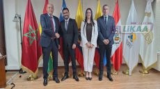 التويمي بنجلون يمثل المغرب في أشغال برلمان الأنديز بكولومبيا ✍️ الملياني رضى 27.04.2026 في إطار تفعيل الدبلوماسية البرلمانية وتعزيز حضور مجلس النواب المغربي في المحافل البرلمانية الإقليمية والدولية، شارك السيد محمد التويمي بنجلون، بصفته عضوا في الشعبة الوطنية لدى البرلمان الأنديني، في أشغال دورة شهر أبريل لبرلمان الأنديز، المنعقدة بالعاصمة الكولومبية بوغوتا، وذلك خلال الفترة الممتدة ما بين 22 و24 أبريل 2026. وتندرج هذه المشاركة ضمن جهود المؤسسة التشريعية المغربية الرامية إلى توطيد علاقات التعاون وتبادل الخبرات مع مختلف التجمعات البرلمانية الجهوية، وتعزيز انخراطها الفاعل في النقاشات الدولية ذات الصلة بالقضايا الراهنة. وقد تميزت أشغال هذه الدورة بمشاركة السيد التويمي بنجلون في عدد من الاجتماعات واللجان، من بينها اجتماع اللجنة الأولى للشؤون الخارجية والعلاقات الدولية والدبلوماسية البرلمانية، والذي خصص لدراسة مشروع قرار يتعلق بالاتجار غير المشروع بالأسلحة الخفيفة، إلى جانب التداول في عدد من القضايا المرتبطة بالسياسة الدولية، ولاسيما المستجدات المتعلقة بتداعيات الحرب في الشرق الأوسط. وفي هذا الإطار، أكد السيد محمد التويمي بنجلون على موقف المملكة المغربية الثابت، القائم على دعم الأمن والاستقرار الإقليمي، ورفض كل ما من شأنه المساس بأمن واستقرار دول الخليج الشقيقة، مع التأكيد على أهمية تغليب منطق الحوار والحلول السلمية في معالجة النزاعات الإقليمية والدولية. كما شكلت هذه الدورة مناسبة لبحث سبل تعزيز التعاون بين مجلس النواب وبرلمان الأنديز، من خلال الدعوة إلى إرساء شراكات مؤسساتية في مجال التعليم العالي، وتشجيع انفتاح الجامعات المغربية على شبكة جامعات دول الأنديز، بما يسهم في دعم التبادل الأكاديمي والعلمي وتطوير العلاقات بين الجانبين. وعلى هامش هذه المشاركة، عقد السيد التويمي بنجلون، رفقة النائبة فاتن الغالي، سلسلة من اللقاءات الثنائية مع عدد من المسؤولين البرلمانيين، من بينهم السيد René Daniel Camacho Quezado، رئيس البرلمان الأنديني، حيث تم التطرق إلى عدد من القضايا ذات الاهتمام المشترك، واستعراض التجربة التنموية التي تشهدها المملكة المغربية في مختلف المجالات. وفي السياق ذاته، عبر السيد التويمي بنجلون عن ارتياحه لقرار دولة بوليفيا تعليق اعترافها بما يسمى “الجمهورية الصحراوية” وقطع علاقاتها معها، معتبرا أن هذا القرار يشكل خطوة إيجابية تنسجم مع قرارات الأمم المتحدة، وتدعم الجهود المبذولة لإيجاد حل سياسي واقعي لهذا النزاع الإقليمي. من جهته، جدد رئيس البرلمان الأنديني تأكيده على دعمه للموقف المغربي، وعلى أهمية احترام الشرعية الدولية وقرارات الأمم المتحدة كمرجعية أساسية في معالجة مختلف القضايا والنزاعات ذات الطابع الإقليمي والدولي.