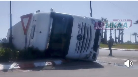 انقلاب شاحنة كبيرة يربك حركة المرور بمطار المسيرة بأكادير