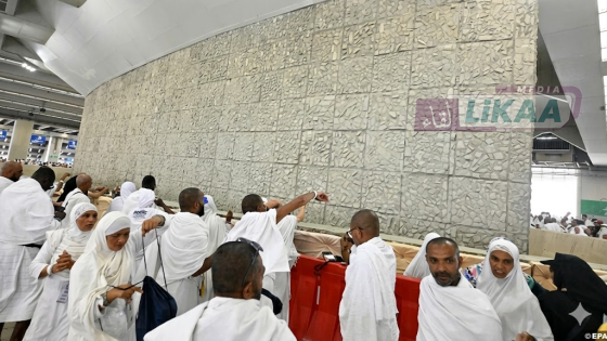 حجاج بيت الله الحرام يواصلون رمي الجمرات في آخر أيام التشريق