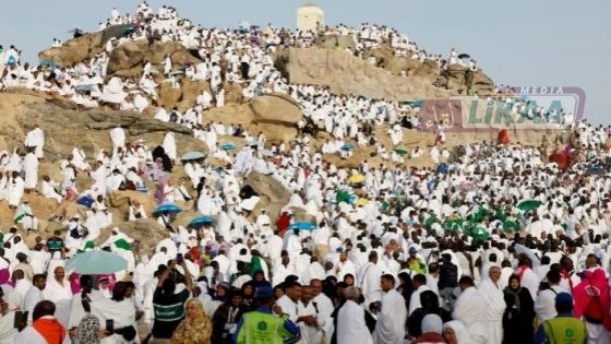 حجاج بيت الله الحرام يتوافدون إلى صعيد عرفات لأداء الركن الأعظم للحج