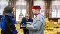 جلالة الملك يستقبل المتسلقة المغربية نوال صفنضلة ويوشحها جلالته بوسام المكافأة الوطنية من درجة ضابط