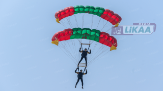 المنتخب الوطني للمظليين يبهر الجمهور بعروض جوية احتفالاً بالذكرى الـ27 لعيد العرش