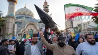 إيران تهدد باستهداف البنية التحتية في المنطقة وتحذر من المساس بمضيق هرمز