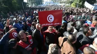 احتجاجات في تونس تندد بالأوضاع المعيشية وتدعو إلى حوار سياسي