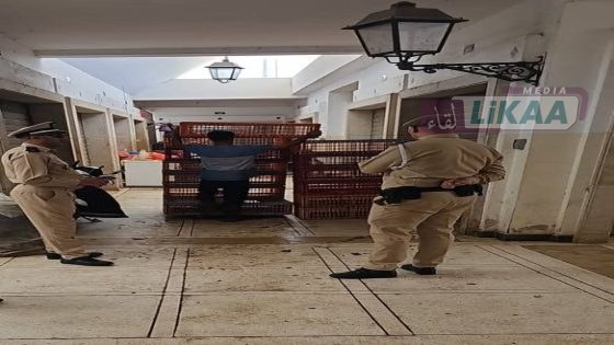 سلطات حي كريمة توقف نشاط محل لتجهيز الدجاج بسوق الصالحين بسبب شبهات تتعلق بشروط السلامة الصحية