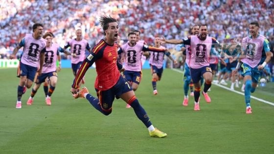 إسبانيا تعانق المجد العالمي وتتوج بكأس العالم للمرة الثانية على حساب الأرجنتين متابعة: عصام شوقي نجح المنتخب الإسباني في التتويج بلقب كأس العالم 2026 للمرة الثانية في تاريخه، بعدما حسم المواجهة النهائية أمام المنتخب الأرجنتيني بهدف دون رد، في المباراة التي احتضنها ملعب “ميتلايف” مساء الأحد، ليضيف “لاروخا” نجمة ثانية إلى سجله بعد تتويجه الأول في نسخة 2010. وشهد الشوط الأول أفضلية واضحة للمنتخب الإسباني، الذي فرض أسلوبه وصنع عدة فرص للتسجيل، غير أن تألق الحارس إيميليانو مارتينيز وصلابة الدفاع الأرجنتيني حالا دون هز الشباك، لينتهي النصف الأول بالتعادل السلبي. وفي الشوط الثاني، واصل الإسبان ضغطهم بحثًا عن هدف الفوز، بينما اعتمد المنتخب الأرجنتيني على التماسك الدفاعي، قبل أن تتعقد مهمته بعد طرد إنزو فيرنانديز في الوقت بدل الضائع من المباراة. واحتكم المنتخبان إلى الأشواط الإضافية، حيث استثمرت إسبانيا النقص العددي لمنافسها، ونجح فيران توريس في تسجيل هدف الانتصار في الدقيقة 106، مانحًا منتخب بلاده لقبًا عالميًا جديدًا بعد أداء قوي طوال البطولة. وبهذا الإنجاز، تؤكد إسبانيا عودتها إلى قمة كرة القدم العالمية بإحراز لقبها الثاني في تاريخ المونديال، فيما أخفق المنتخب الأرجنتيني في إضافة لقب ثالث إلى خزائنه بعد مشوار مميز انتهى بخسارة مريرة في النهائي.